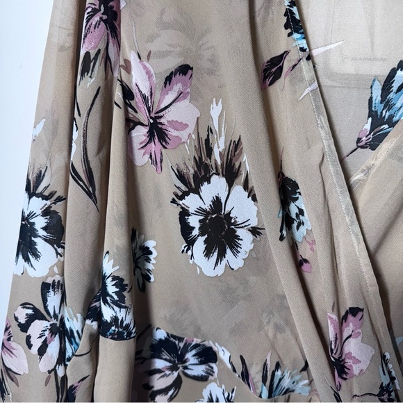 Torrid Floral Beige Faux Wrap Blouse Size 3x Bell Sleeves - Picture 5 of 10